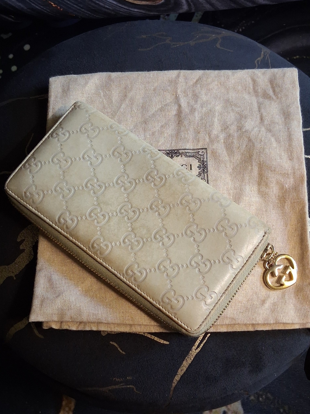 💯Authentic Gucci Women's Cream Zip-Around Wallet with Signature GG Charm